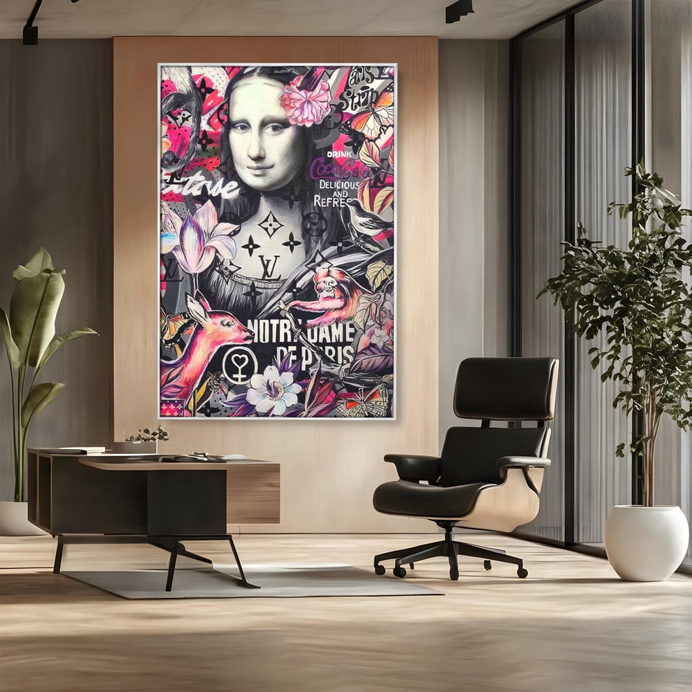 Tablou canvas cu tablou canvas cu mona lisa graffiti, in rama de aluminiu argintiu, pe perete intr-un birou